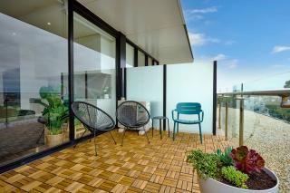 Stylish Urban Retreat Prime Location - 3