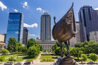 FREE PARKING! Downtown Lucas Oil- Conv Center Skywalk#6 - Indianápolis - 2