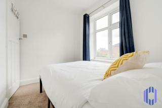 Pool Table - Spacious and Tranquil Hideaway - Near Airport - Sleeps 10 - Broadheath - 5