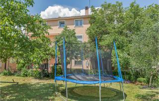3 Bedroom Gorgeous Apartment In Muntic - 3