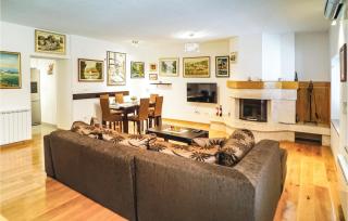 Three-Bedroom Holiday Home In Zmijavci - 8