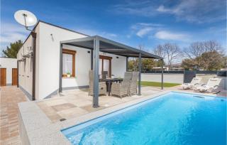 Nice Home In Peroj With House Sea View - 9