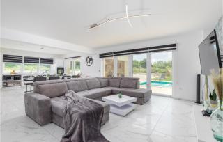 4 Bedroom Beautiful Home In Jursici - 7