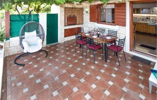 4 Bedroom Beautiful Home In Mravinci - 3