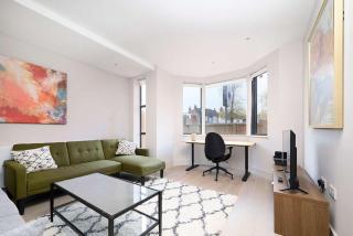 Stunning House with Garden and Parking - Romford - 6