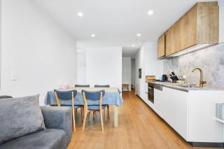 Discover Melbourne from a Stylish City Retreat - 6