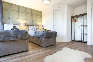 Luxury 5 Bedroom 3 Bathroom House - Smart TVs with Sky and Netflix, Super Fast WiFi, Free Parking by Yoko Property - 1
