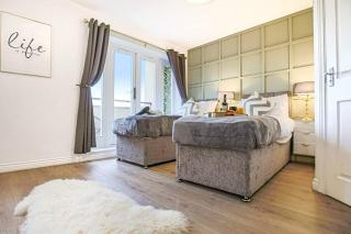 Luxury 5 Bedroom 3 Bathroom House - Smart TVs with Sky and Netflix, Super Fast WiFi, Free Parking by Yoko Property - 2