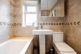 Three Bedroom Apartment By Brookland Stays Serviced Accommodation Short Lets Manchester With Free Parking - Manchester - 2