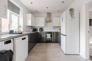 Three Bedroom Apartment By Brookland Stays Serviced Accommodation Short Lets Manchester With Free Parking - Manchester - 1