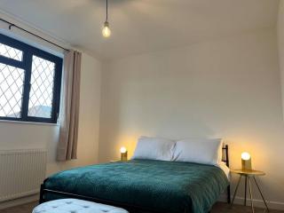 Entire Newly Renovated house -Southampton City - Private Driveway Parking - 4 Bedrooms 5 Beds Sleeps 7 - Great for Friends, Families & Contractors - 1