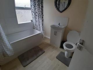 Blackpool - 2-Beds - Sleeps 5 - Pet Friendly - St Anne's-on-the-Sea - 6