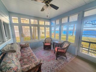 Pillsbury Point Cottage on West Lake Okoboji - Arnolds Park - 2