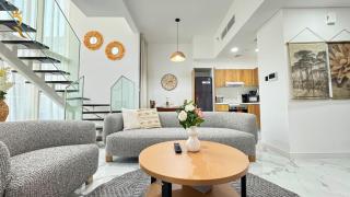 Refined 2BR Escape with Pool and Parking - Masdar - Abu Dhabi - 6