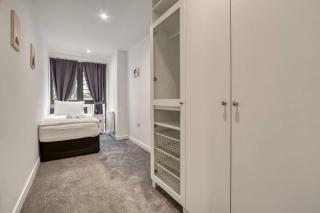 3-Bed, 2-Bath Wembley Apartment with Free Parking - London - 7