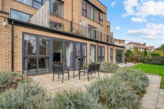 3-Bed, 2-Bath Wembley Apartment with Free Parking - London - 3