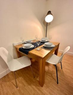 17 FWC 2 Bedroom Apartment, Central Swindon, Secure Parking, Sleeps 5 - 8