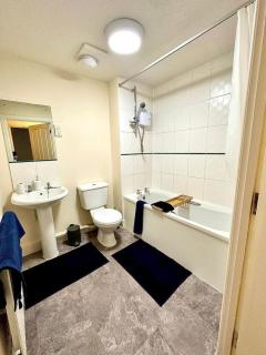 17 FWC 2 Bedroom Apartment, Central Swindon, Secure Parking, Sleeps 5 - 5