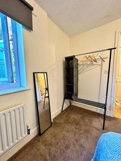 17 FWC 2 Bedroom Apartment, Central Swindon, Secure Parking, Sleeps 5 - 2