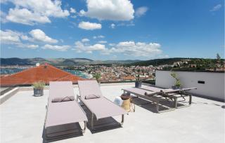 Gorgeous Apartment In Okrug Gornji - 6