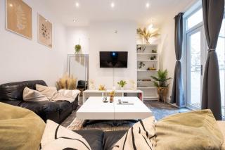 Central 4-Bed Retreat - Free Parking & WiFi - Manchester - 0