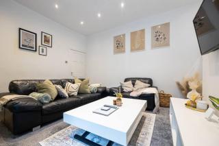 Central 4-Bed Retreat - Free Parking & WiFi - 9