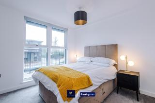 Modern 2 Bed Apartment With Balcony By Host A Home - Manchester - 9