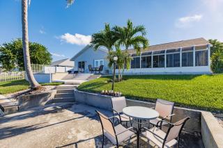 Stunning 3BR Lakeview Home l Pool l Views - Cape Coral - 3