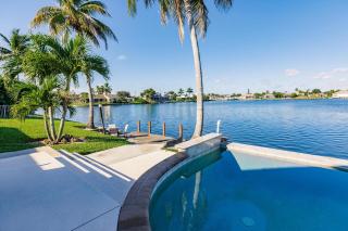 Stunning 3BR Lakeview Home l Pool l Views - Cape Coral - 1