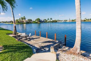 Stunning 3BR Lakeview Home l Pool l Views - Cape Coral - 2