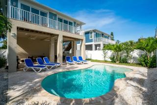 8BR Oasis: 2 Homes, Pools, Walk to Beach, Fam Fun - Fort Myers Beach - 0