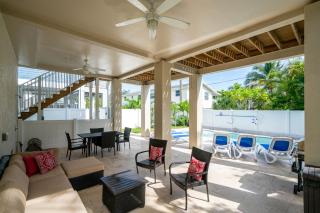 8BR Oasis: 2 Homes, Pools, Walk to Beach, Fam Fun - Fort Myers Beach - 6