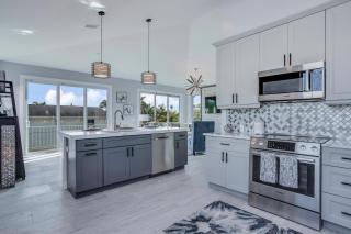 8BR Oasis: 2 Homes, Pools, Walk to Beach, Fam Fun - Fort Myers Beach - 5