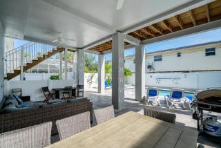8BR Oasis: 2 Homes, Pools, Walk to Beach, Fam Fun - Fort Myers Beach - 4