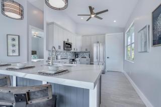 8BR Oasis: 2 Homes, Pools, Walk to Beach, Fam Fun - Fort Myers Beach - 3
