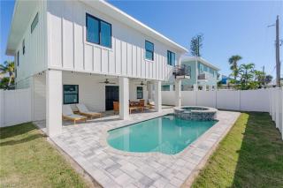 New 2-Level Home: Heated Pool, Spa, Steps to Beach - Fort Myers Beach - 7