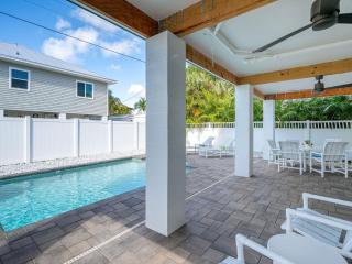 Charming 3BR, Heated Pool, Beach Access, Dog Perks - Fort Myers Beach - 9
