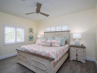 Charming 3BR, Heated Pool, Beach Access, Dog Perks - Fort Myers Beach - 6