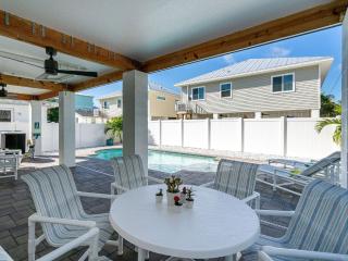 Charming 3BR, Heated Pool, Beach Access, Dog Perks - Fort Myers Beach - 4
