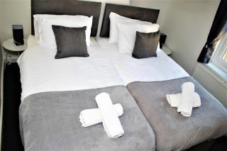 Spacious 5 Bedroom House Close To Town Center - 5