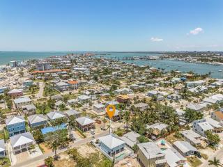 Beach Time: Saltwater Pool, Walk to Beach! - Fort Myers Beach - 5