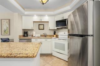 Beachfront Paradise: Views, Pool, Walk to Times Sq - Fort Myers Beach - 7