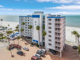 Beachfront Paradise: Views, Pool, Walk to Times Sq - Fort Myers Beach - 4