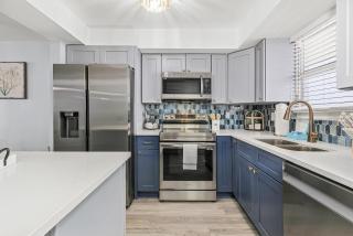 Beachfront Condo: Views, Heated Pool, Walk to Dwtn - Fort Myers Beach - 4
