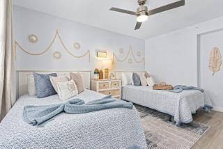 Beachfront Condo: Views, Heated Pool, Walk to Dwtn - Fort Myers Beach - 3