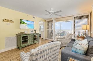 Beachfront Bliss: Views, Pool, Walk to Times Sq! - Fort Myers Beach - 6