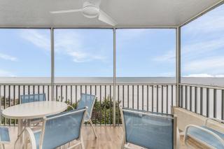 Beachfront Bliss: Views, Pool, Walk to Times Sq! - Fort Myers Beach - 5