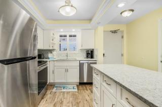 Beachfront Bliss: Views, Pool, Walk to Times Sq! - Fort Myers Beach - 1