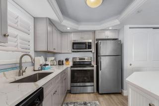 Beachfront Corner: Gulf Views, Pool, Walk Times Sq - Fort Myers Beach - 8