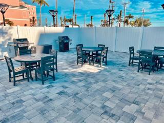 Beachfront Corner: Gulf Views, Pool, Walk Times Sq - Fort Myers Beach - 1